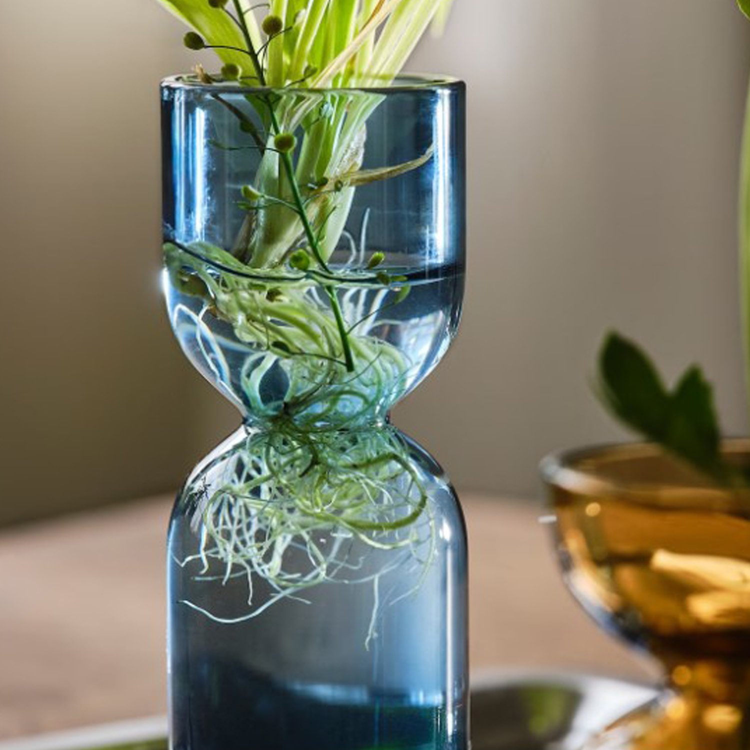 vaasje klein blauw glas 4cm rond, hoogte 13cm vaasje klein blauw glas 4cm rond, hoogte 13cm